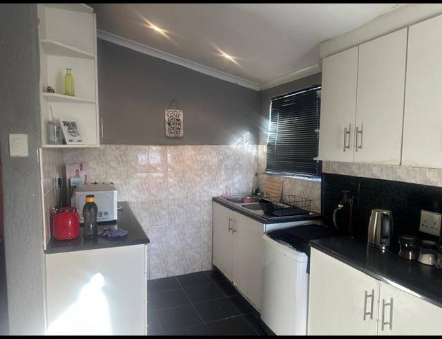 5 BEDROOM HOUSE FOR SALE IN MANENBERG